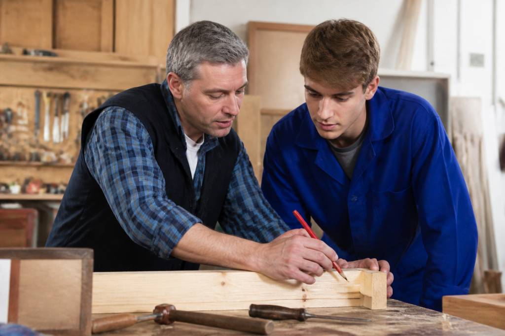 Comment devenir tuteur professionnel : rôle, formation et compétences