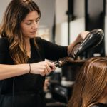 Devenir coiffeur : formations, débouchés et parcours pour réussir