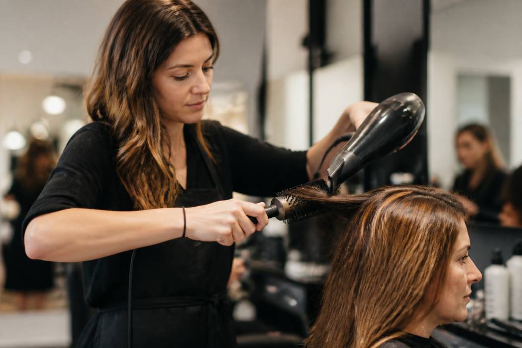 Devenir coiffeur : formations, débouchés et parcours pour réussir