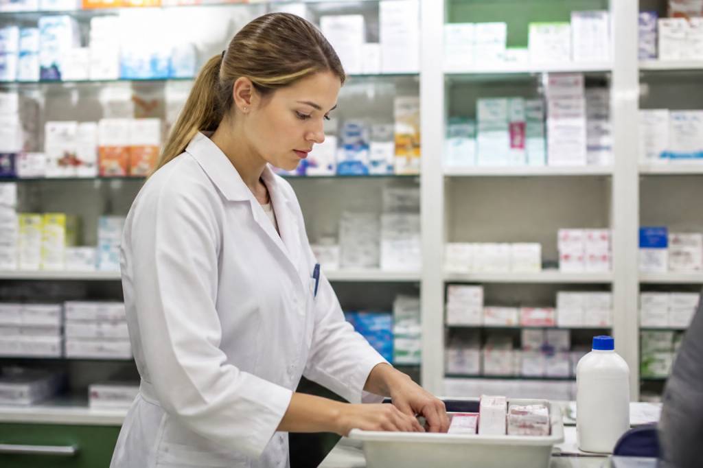 Formation préparateur en pharmacie à distance : apprendre un métier de santé