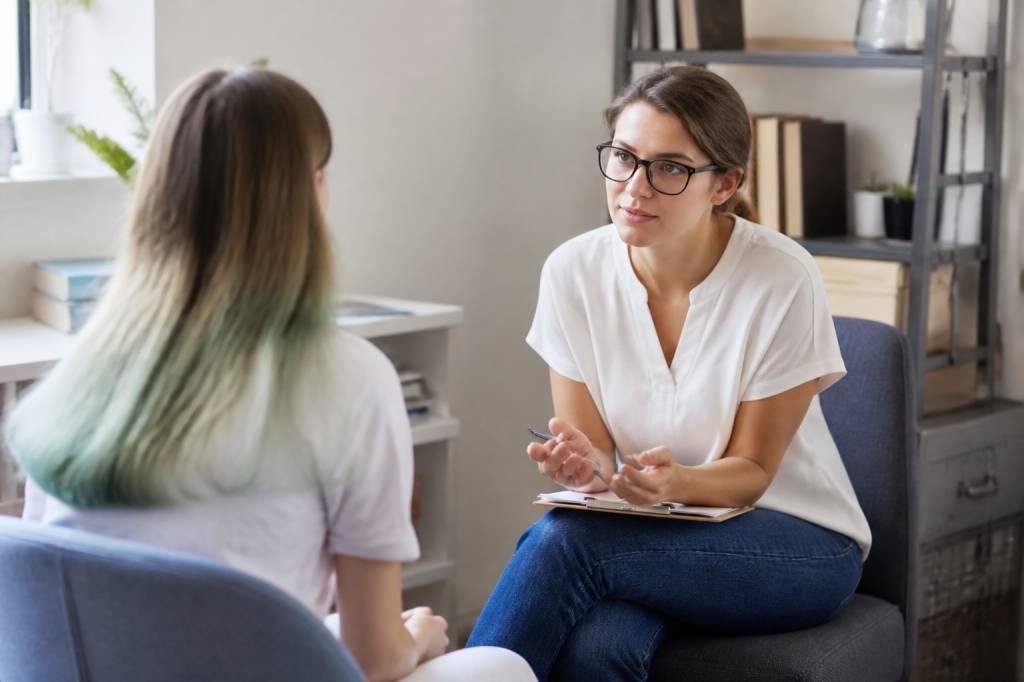 Devenir assistant social sans bac : quelles solutions de formation
